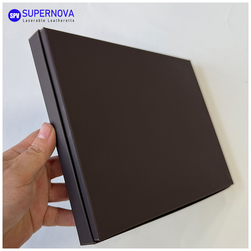 Coffret cadeau en papier kraft doré gravé au laser